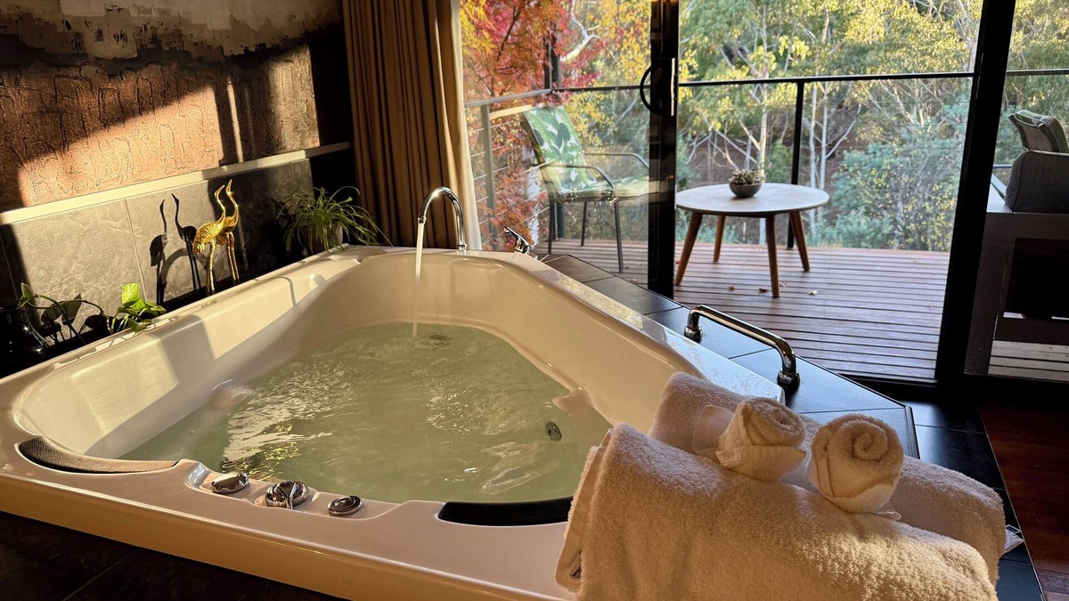 Hepburn Springs House | Centrally located 2-bedroom luxury pet friendly villa in Australia’s spa country