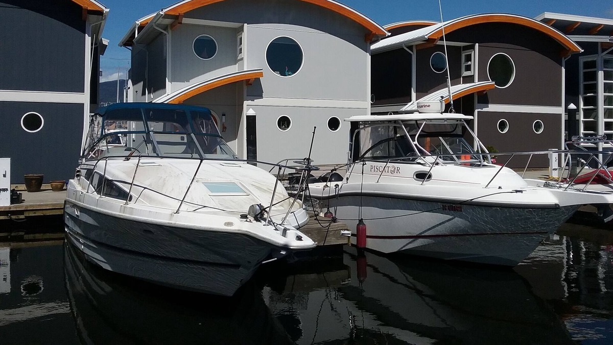 Lower Lonsdale Boat Rental | CENTRALLY LOCATED, ON THE WATER, CONVENIENT TO VANCOUVER, CITY & MOUNTAIN VIEWS