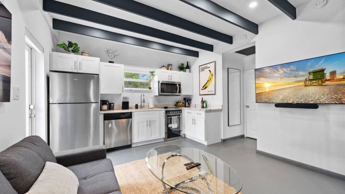Tarpon River House | Centrally Located and Stylish 1BR/1BA Guest House