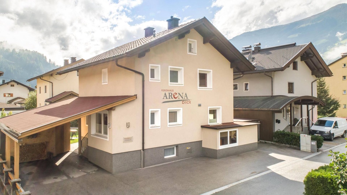 Zell am Ziller House | Centrally located holiday home with a garden