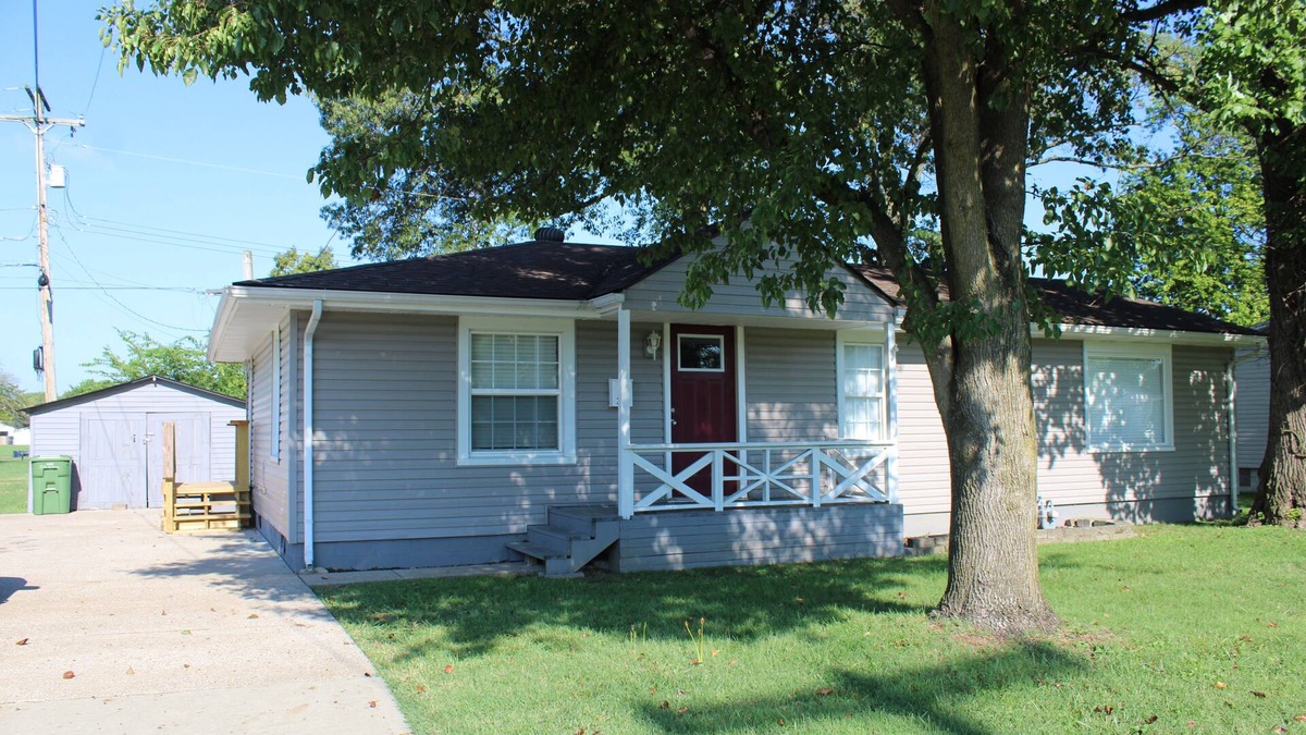 Owensboro House | Centrally located 3 bdrm 2 bath quaint house with a yard. Pet friendly.