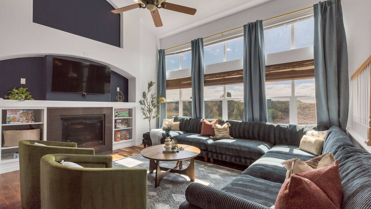 Castle Rock House | Centrally Located 5BD - Games, BBQ & Firepit Patio