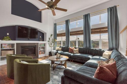 Castle Rock House | Centrally Located 5BD - Games, BBQ & Firepit Patio