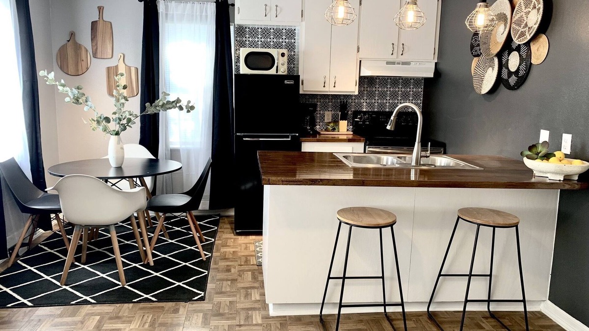 Mercedes Condo | Centrally located apartment with full kitchen and free parking