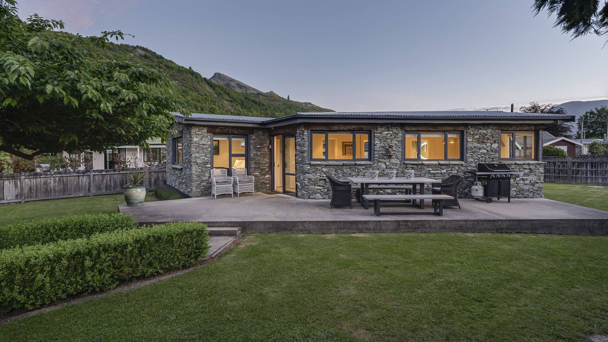 Arrowtown Cottage | Centrally located Arrowtown Cottage