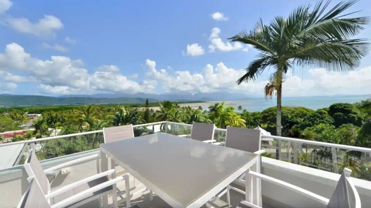 Port Douglas Apartment | Centrally located ground floor of 2 storey Artist's modern studio house.