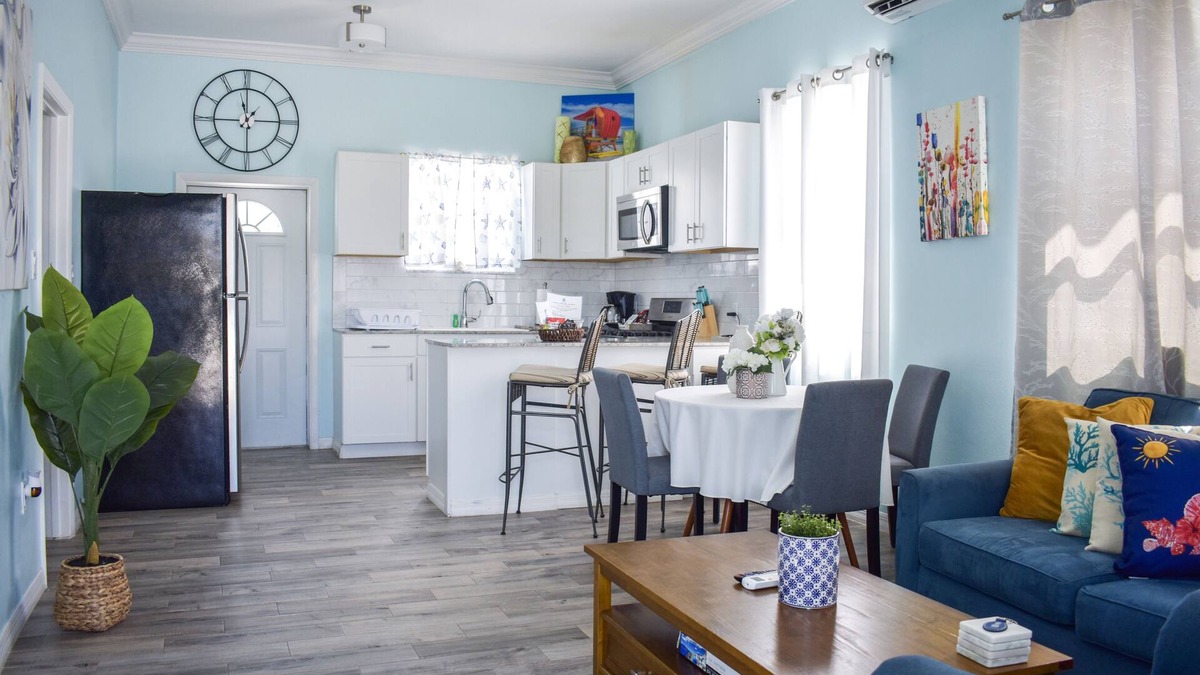 Marsh Harbour Apartment | Centrally located & a few minutes the Marsh Harbour Airport is the "Hibiscus"!