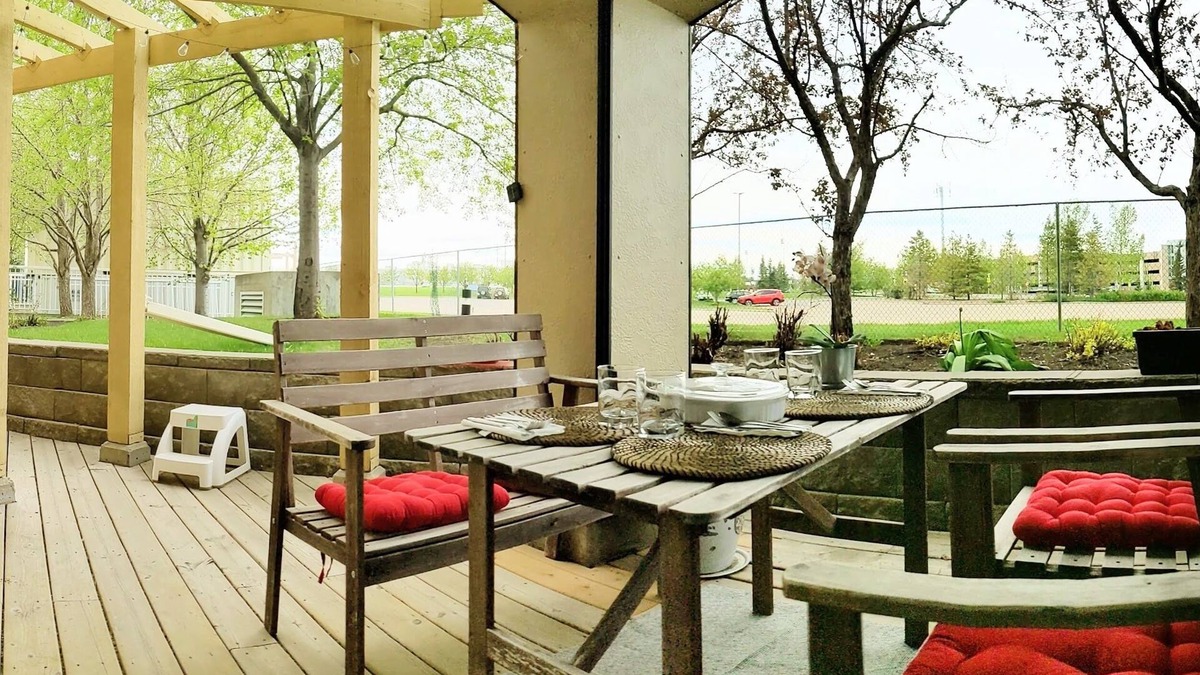 Lincoln Park Apartment | Centrally located condo with a BBQ, Office space + Gym + Underground Parking