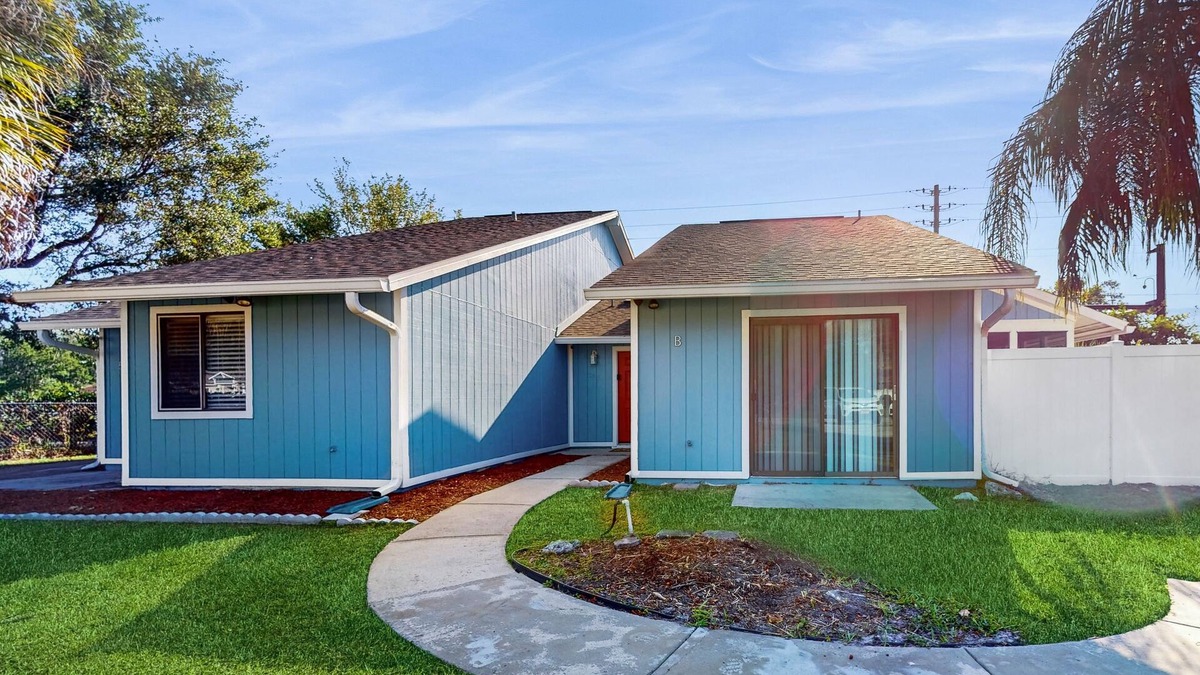Indian Trails House | Centrally located dog-friendly home with beach gear & patio - snowbird-friendly
