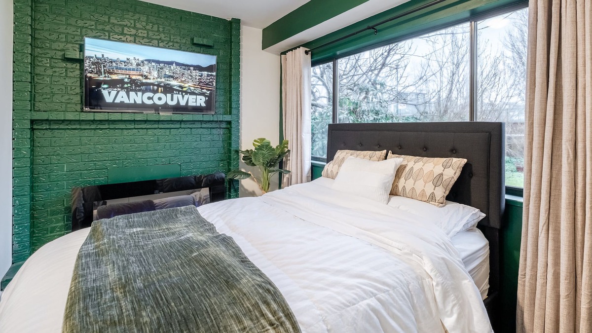 East Side House | Centrally located East Vancouver Studion(In-suite laundry)n
