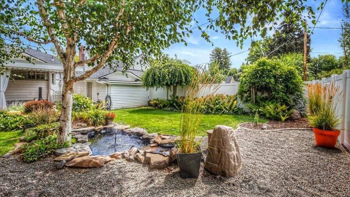 Brownstown House | Centrally located, family and furry friendly fun!