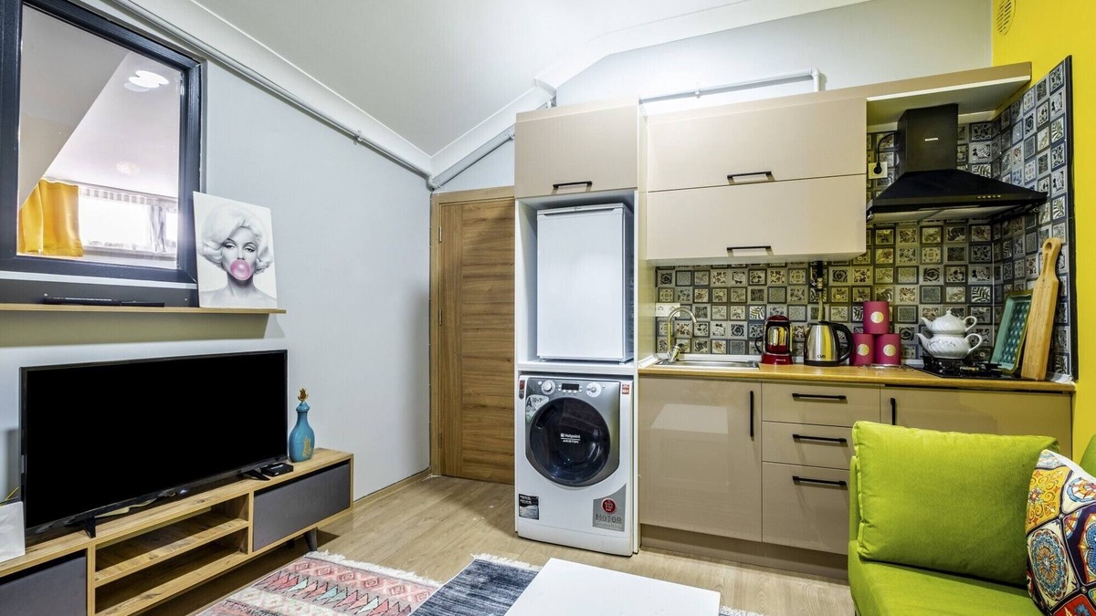 Uskudar Apartment | Centrally Located Flat with Balcony in Uskudar