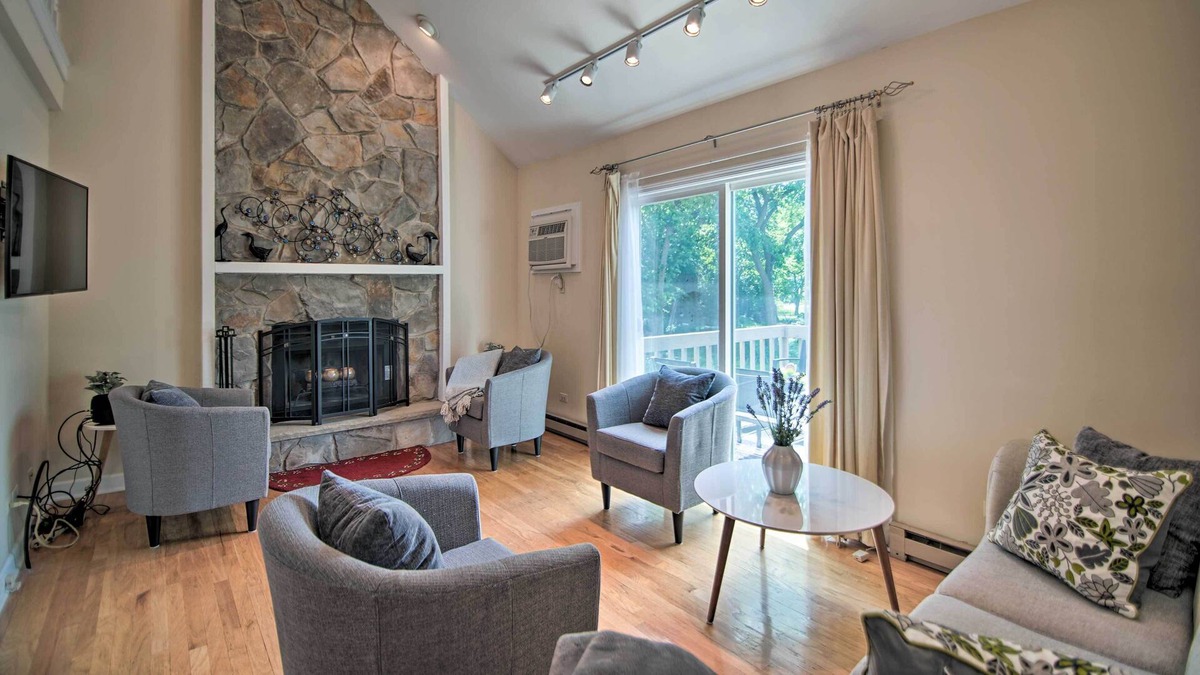 Gurnee House | Centrally Located Gurnee Townhome w/ Deck!