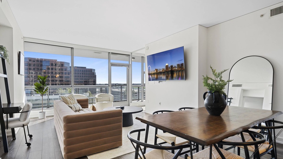 Santa Ana Apartment | Centrally located Hi Rise in OC