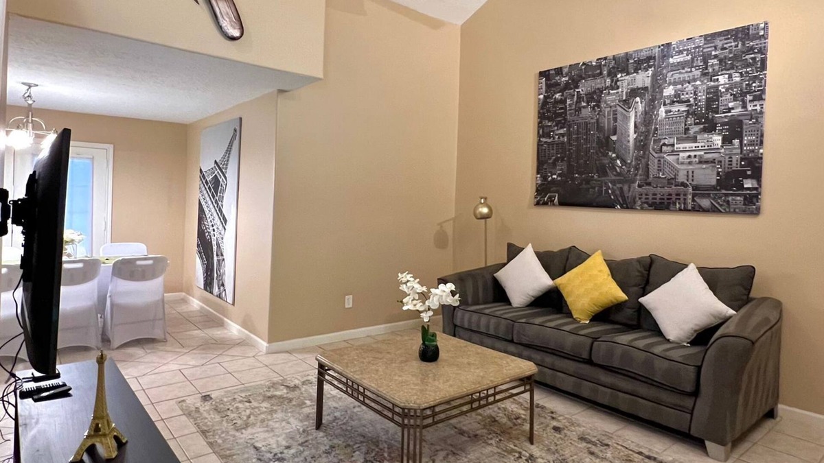 Northeast Houston House | Centrally located Houston Retreat! Sleeps 8, 10 Min to Downtown, Free Parking!
