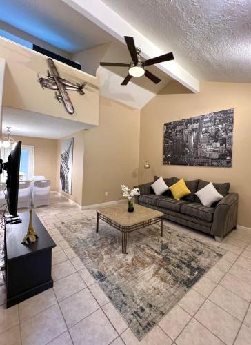 Northeast Houston Apartment | Centrally located Houston Retreat! Sleeps 8, 10 Min to Downtown, Free Parking