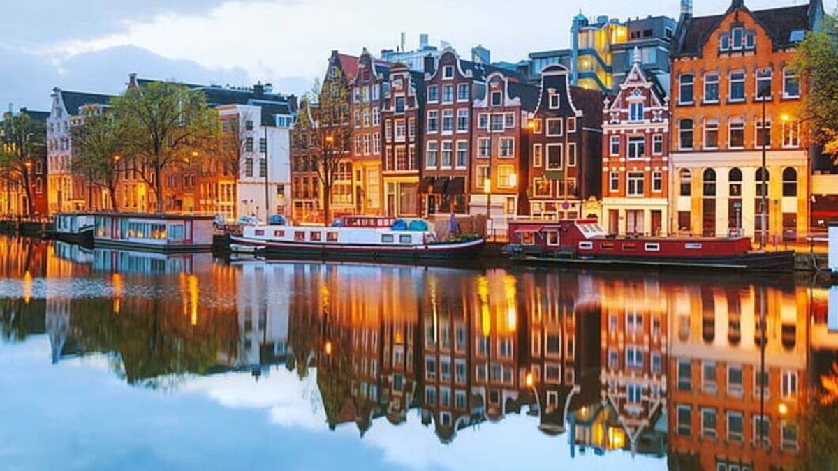 De Weteringschans Apartment | Centrally located in the historic Amsterdam-The perfect place to be!