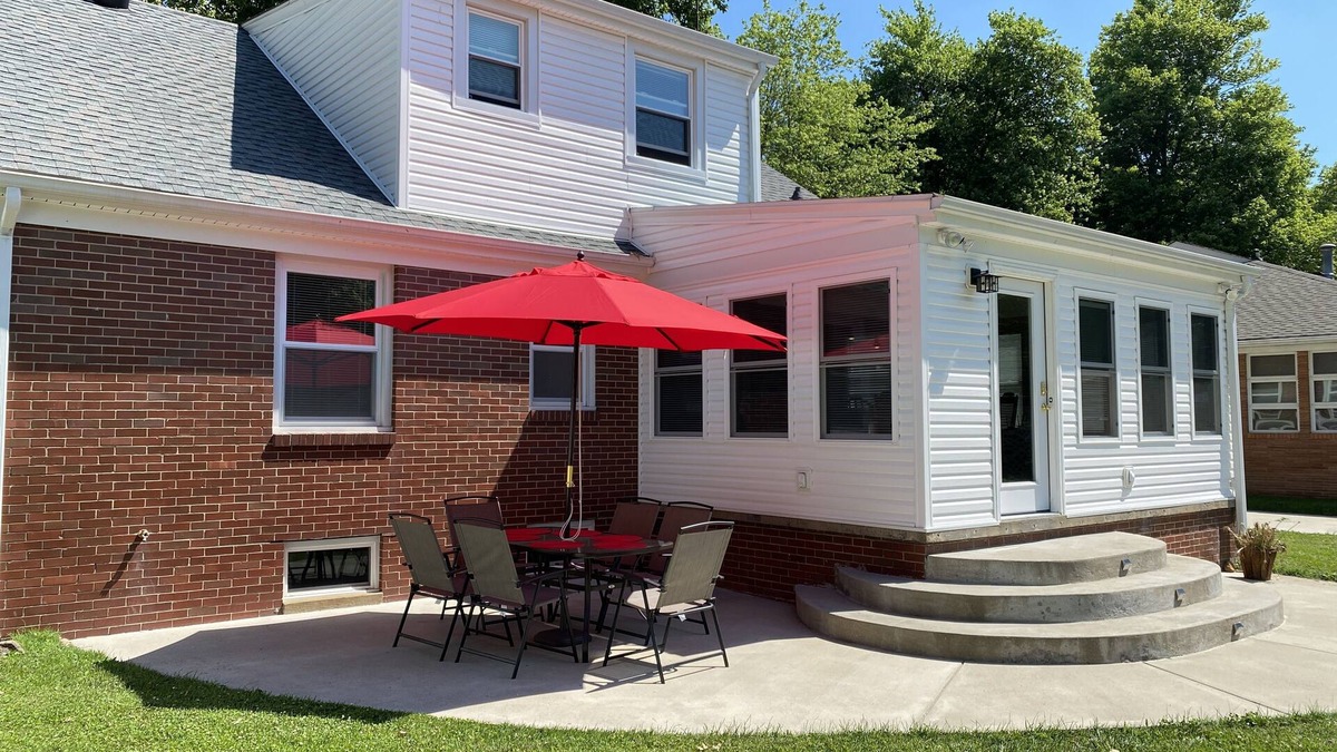 Owensboro House | Centrally Located Mid Century Traditional Home