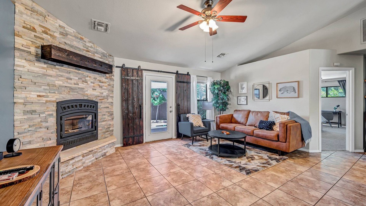 Payson House | Centrally Located + Modern + S’mores + Fire Pit + Family Focused + King Bed