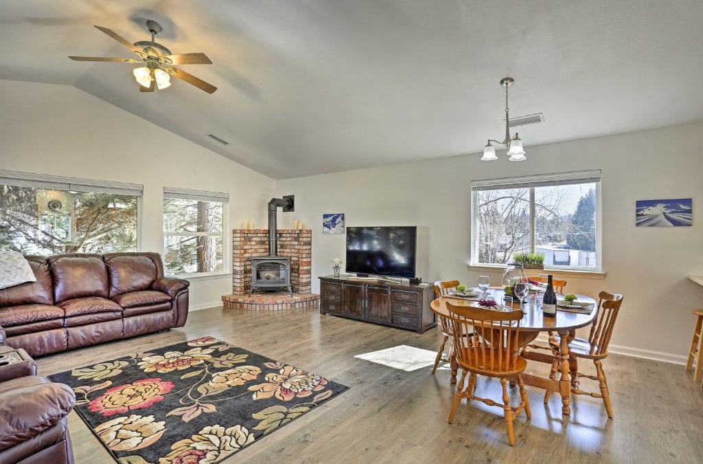Mount Shasta House | Centrally Located Mt Shasta Home with Deck!
