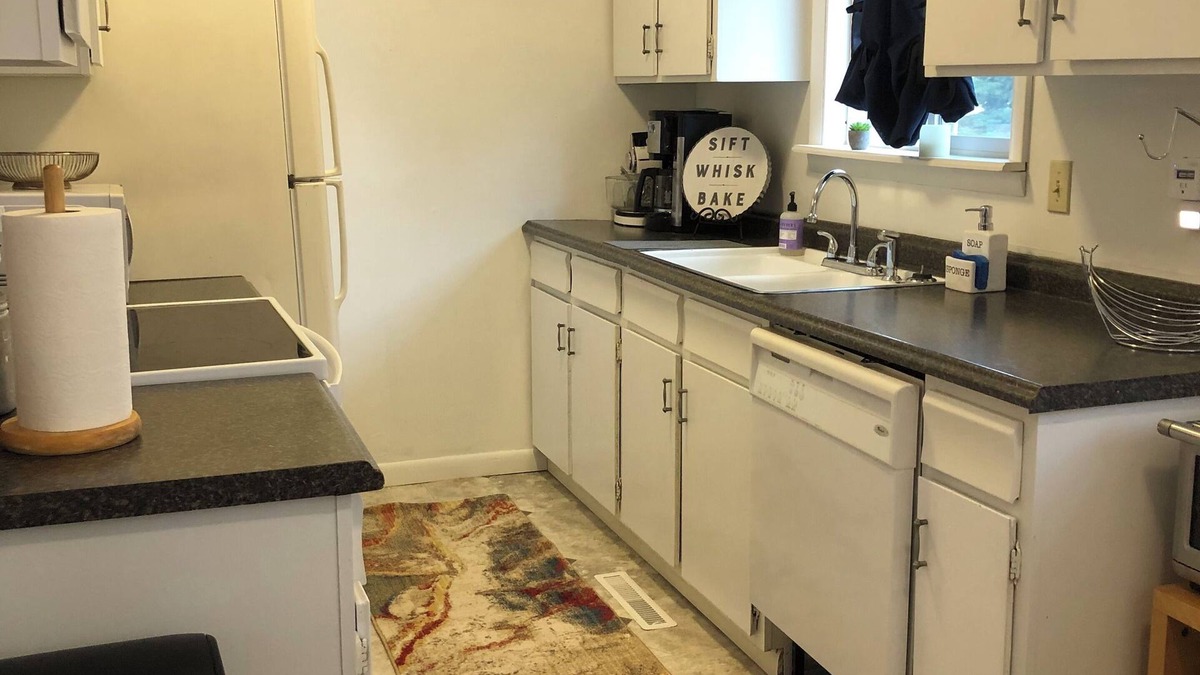 Wheatland Apartment | Centrally located, quiet, beachy vibe, 2-bedroom apartment with WiFi