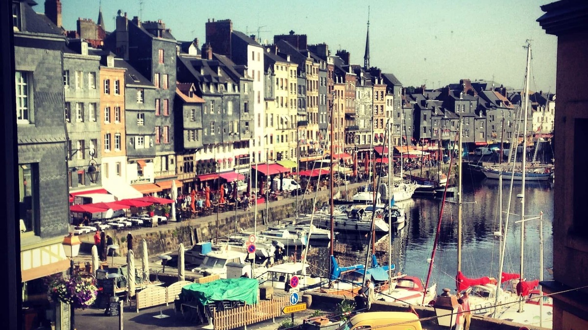 Honfleur Apartment | Centrally located, refurbished modern flat with views over the historic port