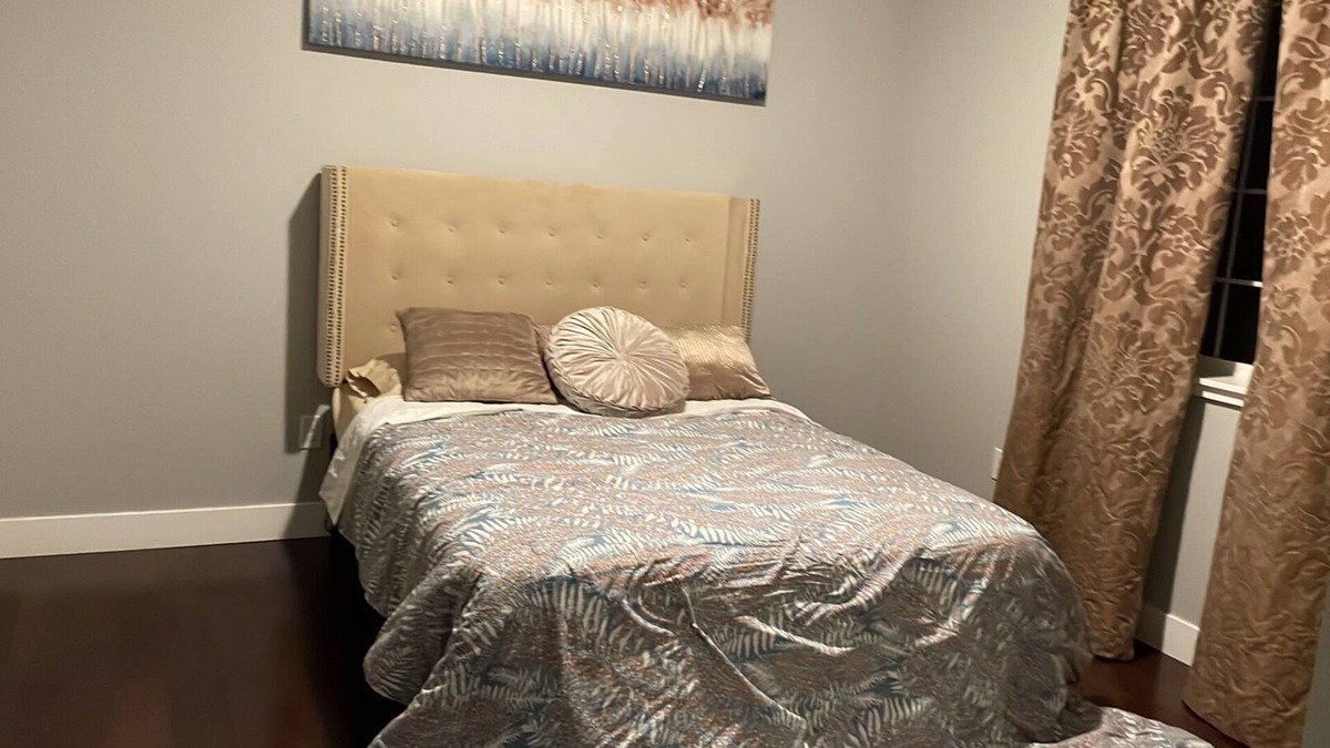 Lakewood House | Centrally Located Studio with separate entrance and FREE parking