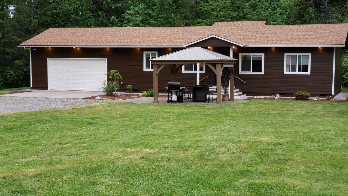 Bonney Lake House | Centrally located Sumner/Bonney Lake home Nestled on a 5 Acre Estate