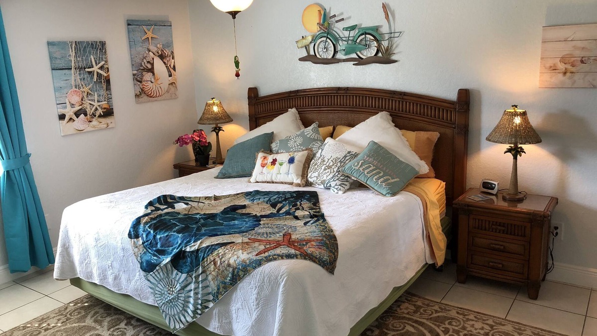 Oldsmar Villa | Centrally located to beaches, Close to Bush Gardens Pets Welcome Free Wifi