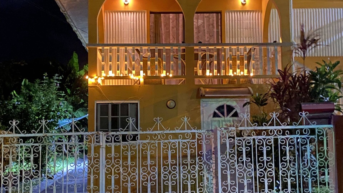 Signal Hill House | Centrally located to restaurants, bars, beaches and shopping areas.