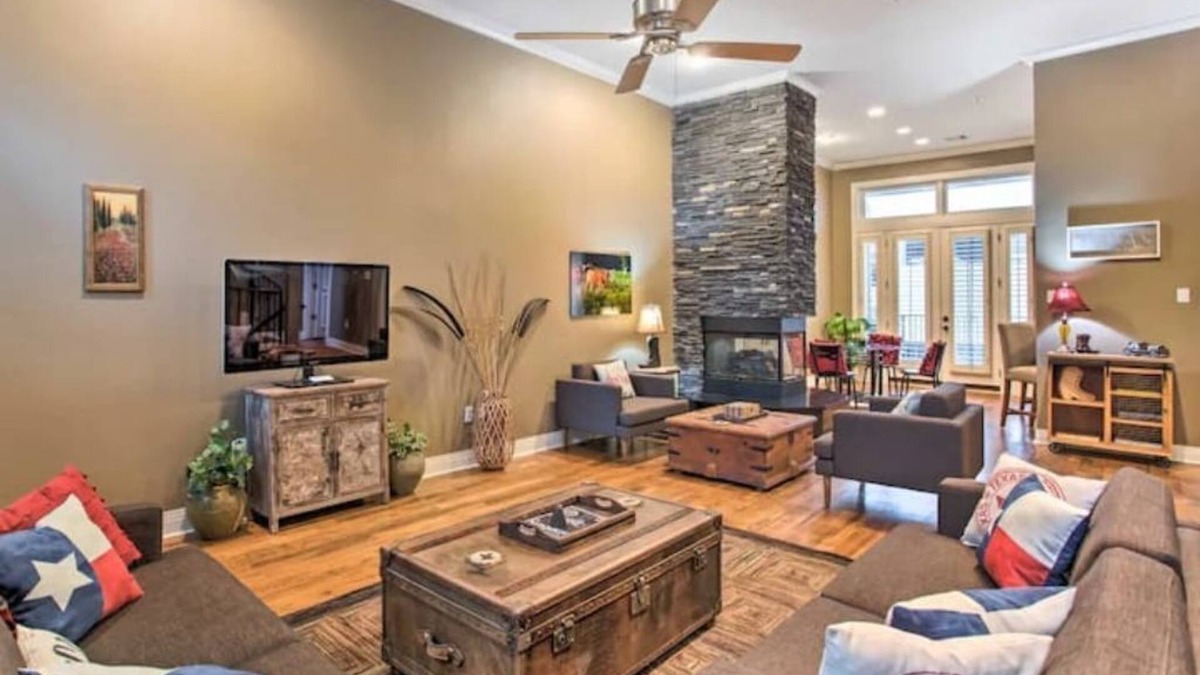 Addison House | Centrally Located Urban Townhome