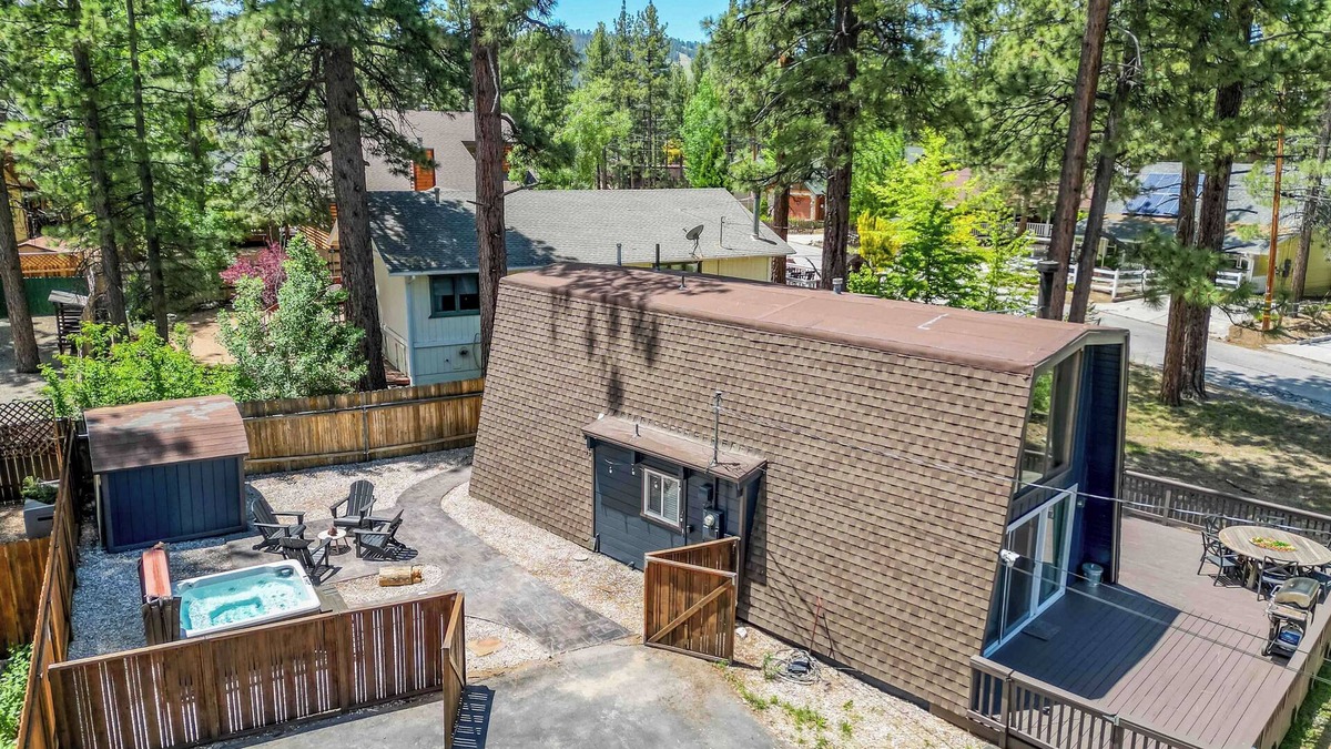 Fox Farm House | Centrally Located cabin with private hot tub, deck, BBQ, and more!