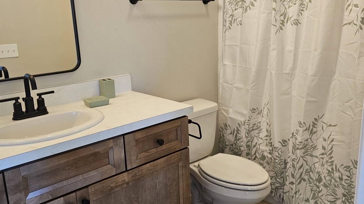 Crawfordville House | Centrally Located Charming 3 Bed 2.5 Bath Townhome with King Bed