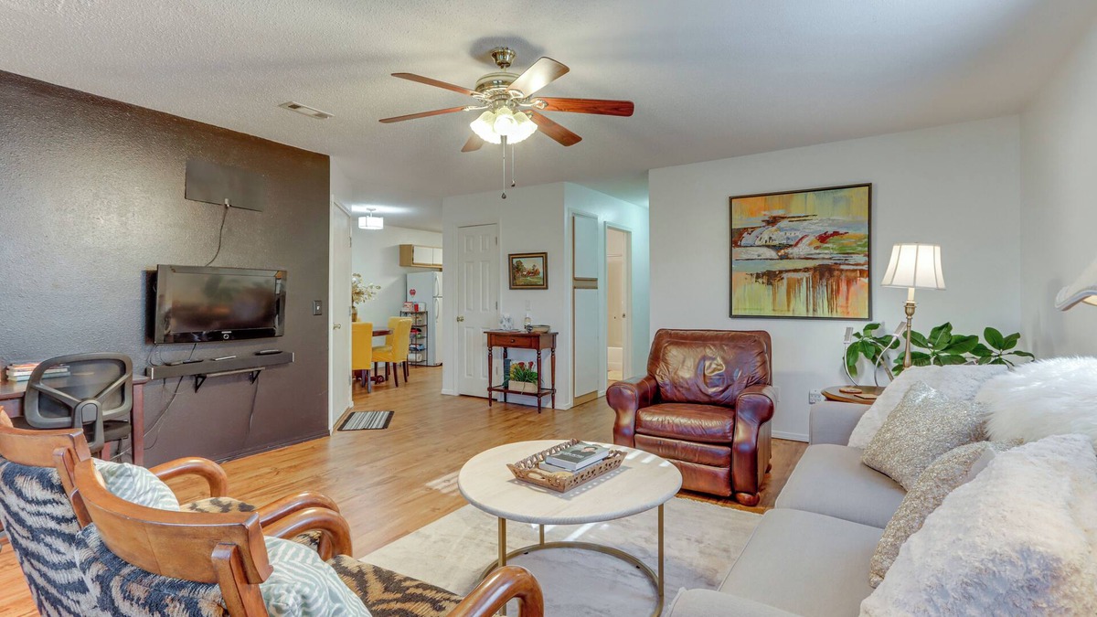 Johnson House | Centrally located in NWA; Walk to Wrights BBQ!