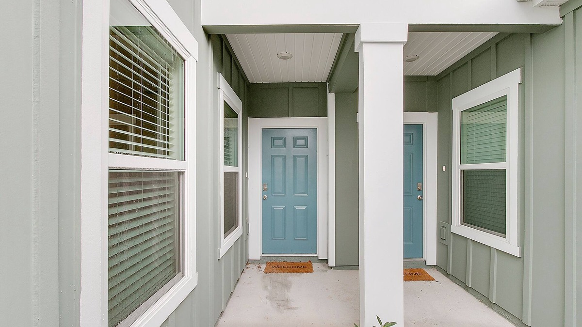 Baymeadows House | Centrally Located 2 Bedroom Townhome!