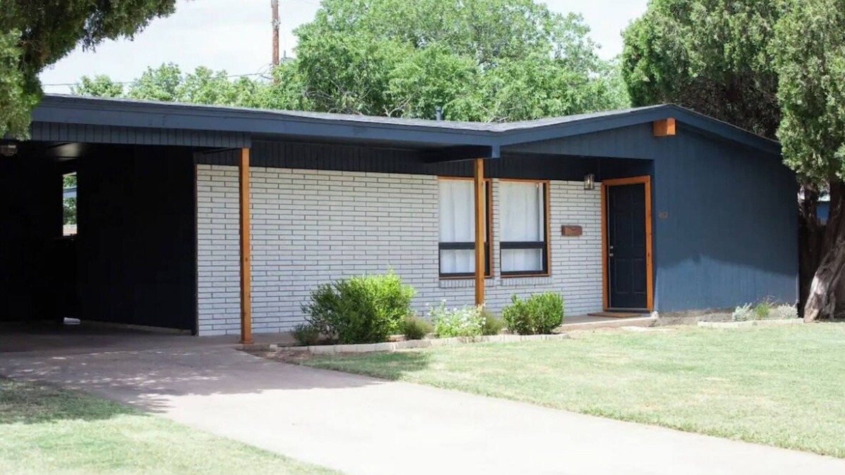 Wichita Falls House | Centrally Located Mid-Century Modern Home