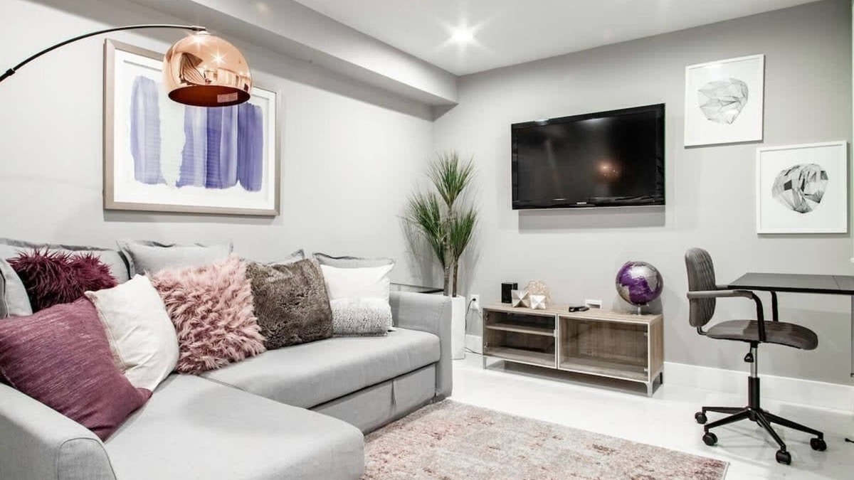 Truxton Circle Apartment | Centrally-Located Well-Decorated Solar-Powered!