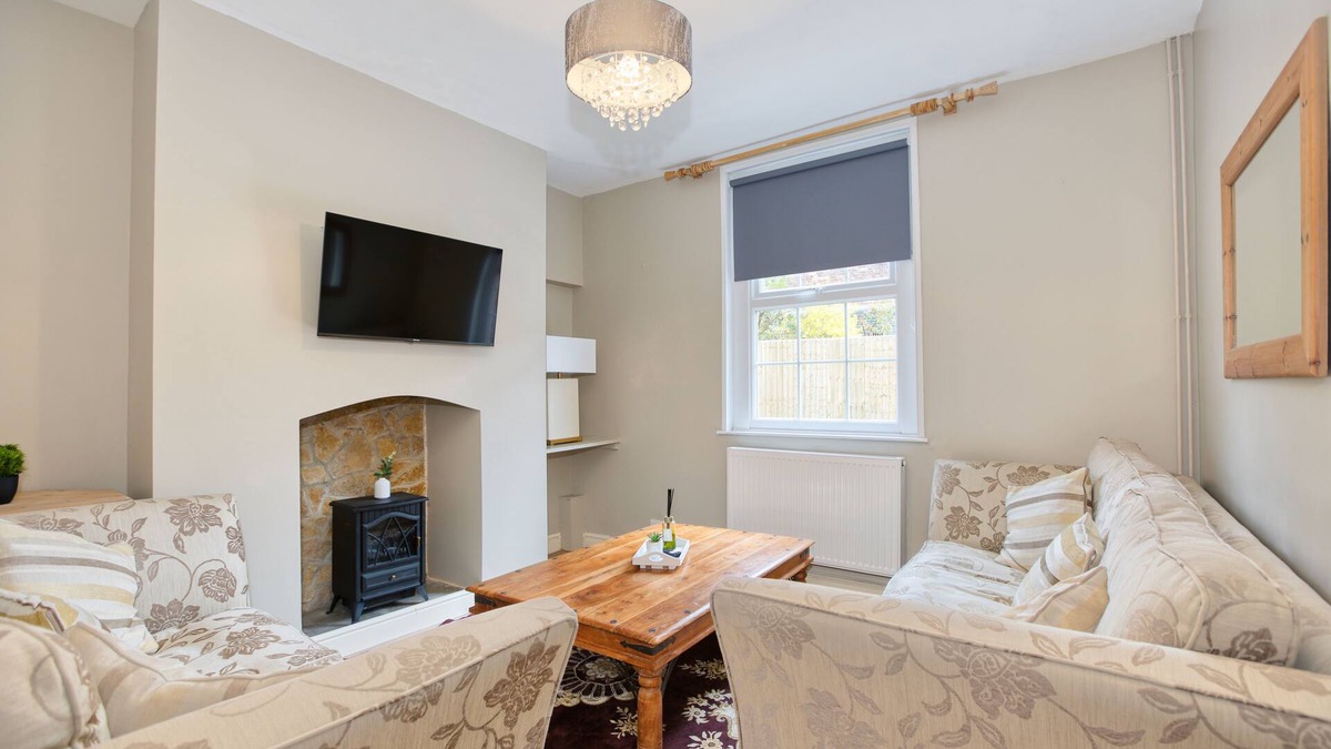 Bridgwater House | Centrally Tucked Away Private 4bed - Free parking!