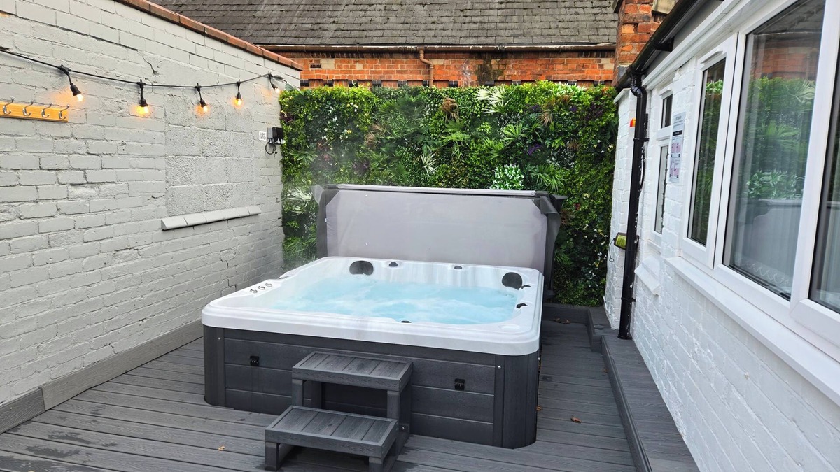 Derby Apartment | Centre Apartment - Sleeps 2 & Roof Top Hot Tub
