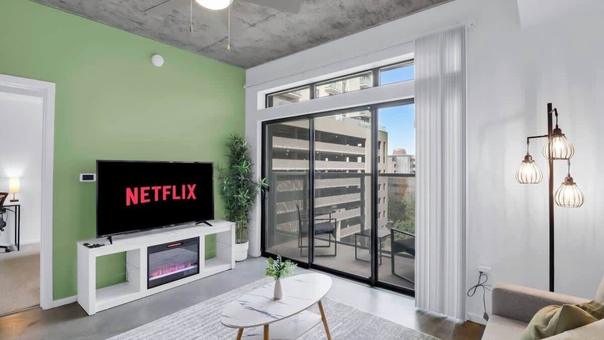 Evans Churchill Apartment | Centric 1BR In HEART of DTPHX Free Garage Parking