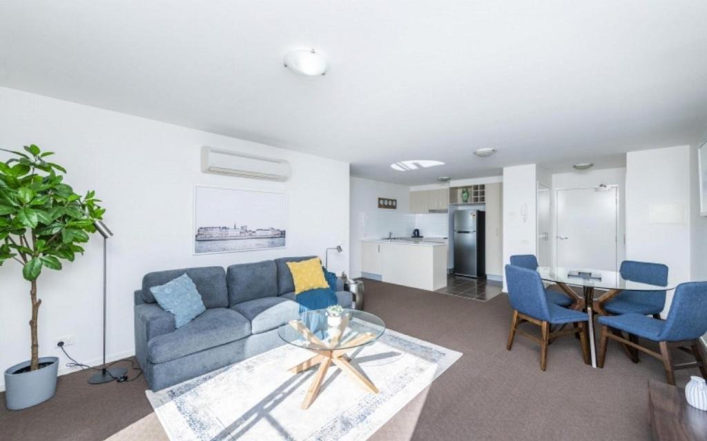 Griffith Apartment | Century 23 Griffith