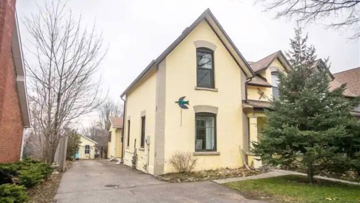 Orangeville House | Century home 3 bed with Gas Fireplace/fenced yard and 5 minute walk to Broadway
