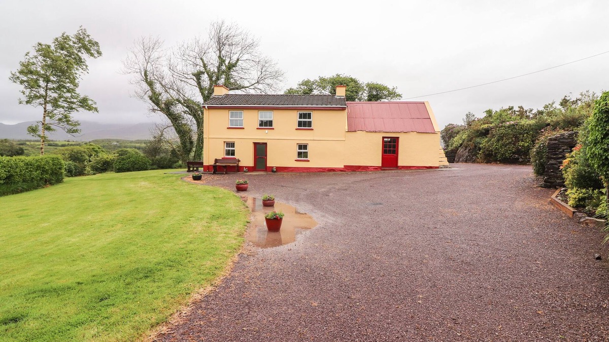 Ring of Kerry Cottage | CEOL NA N'EAN, pet friendly, with open fire in Sneem, County Kerry