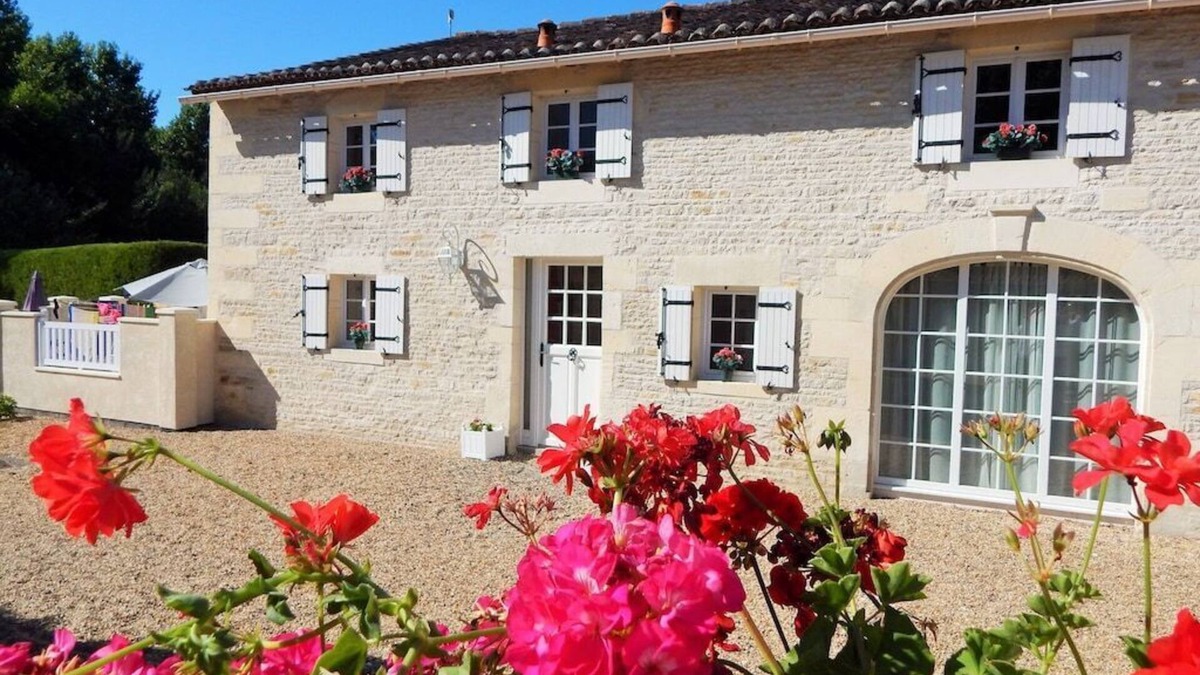 Migron House | Cerisier - sleeps 5 - Pool, Summer House, Games Barn playhouse - classified 4*