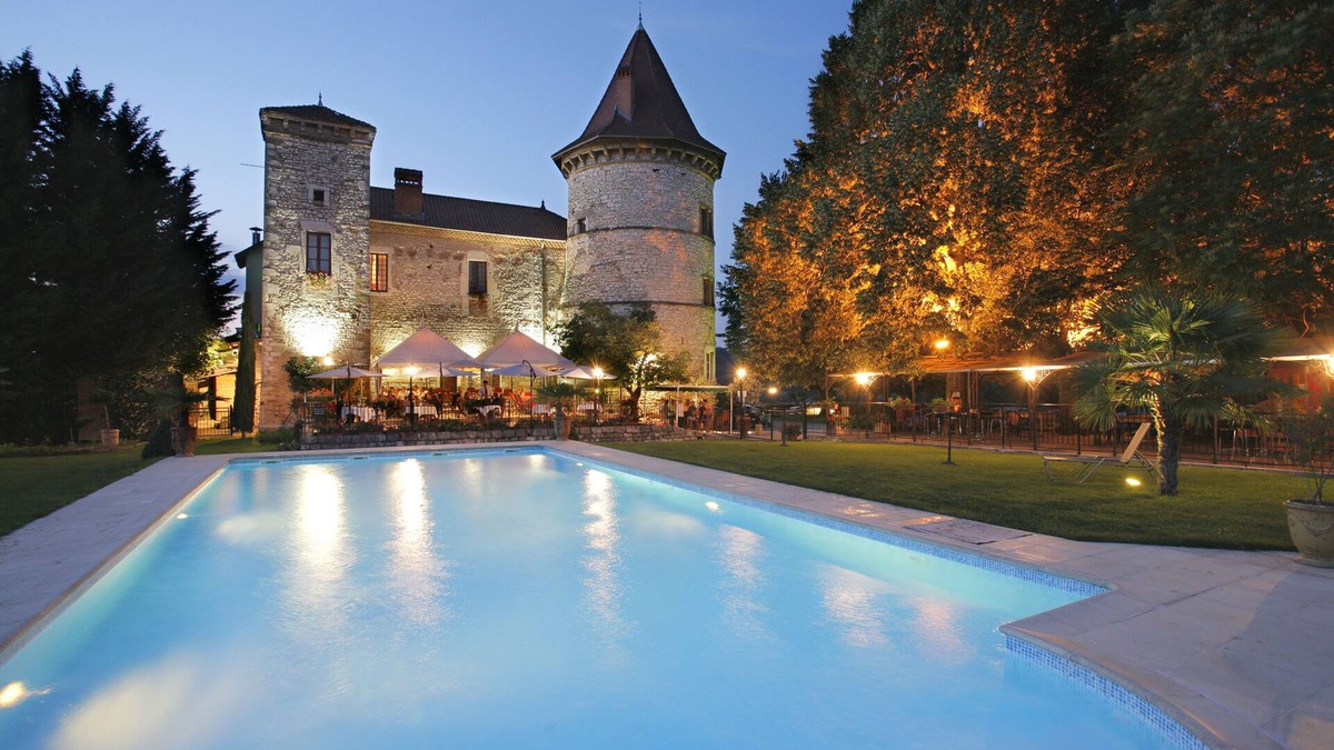 Vignieu Hotel | Château Chapeau Cornu