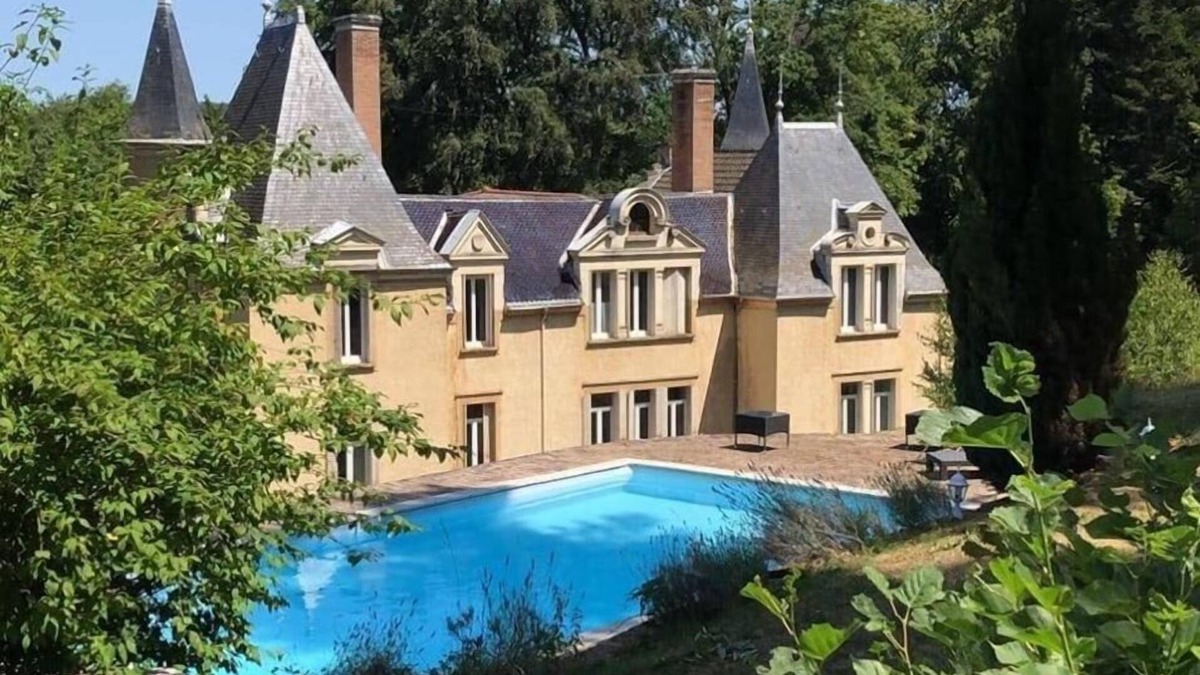 Villeneuve-de-Marc Bed & Breakfast | Château de Bonnevaux