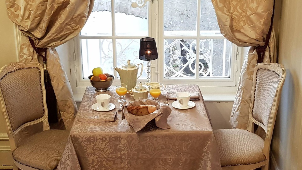 Apchat Bed & Breakfast | Château de Perpezat