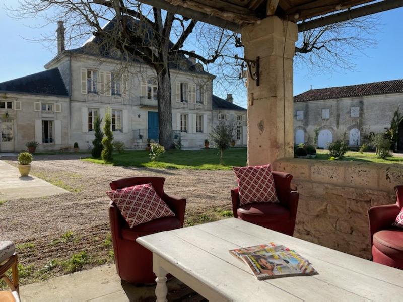 Saint-Julien-de-l'Escap Bed & Breakfast | Château de varaize
