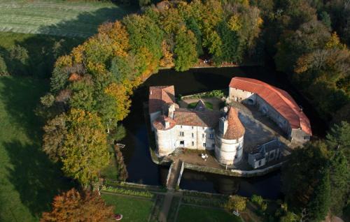 Saint-Dier-dʼAuvergne Bed & Breakfast | Château des Martinanches