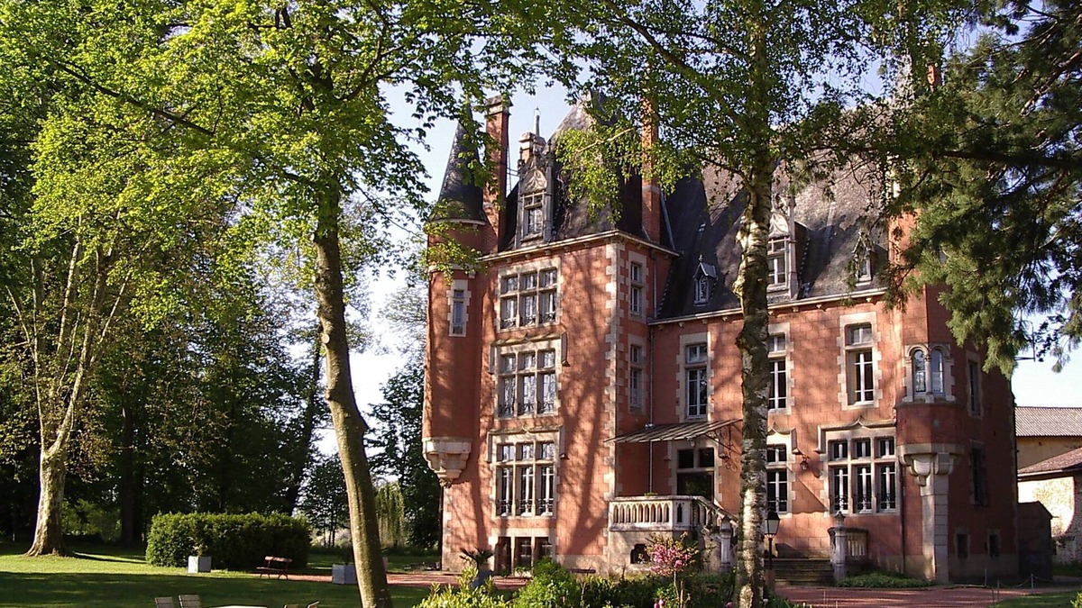Saint-Remy-de-Chargnat House | Château de la Vernède, charming & historic guest house, Volcanoes natural park